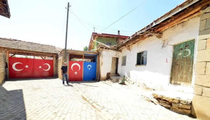 Bu köyde her evin duvar ve kapısı Türk bayrağı ile boyanıyor