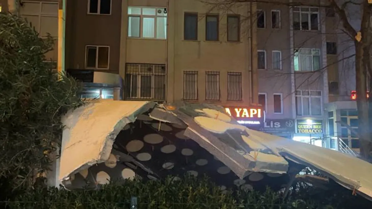 İstanbul'da fırtına dehşeti: 15 katlı binanın dış yalıtımı araçların üzerine devrildi