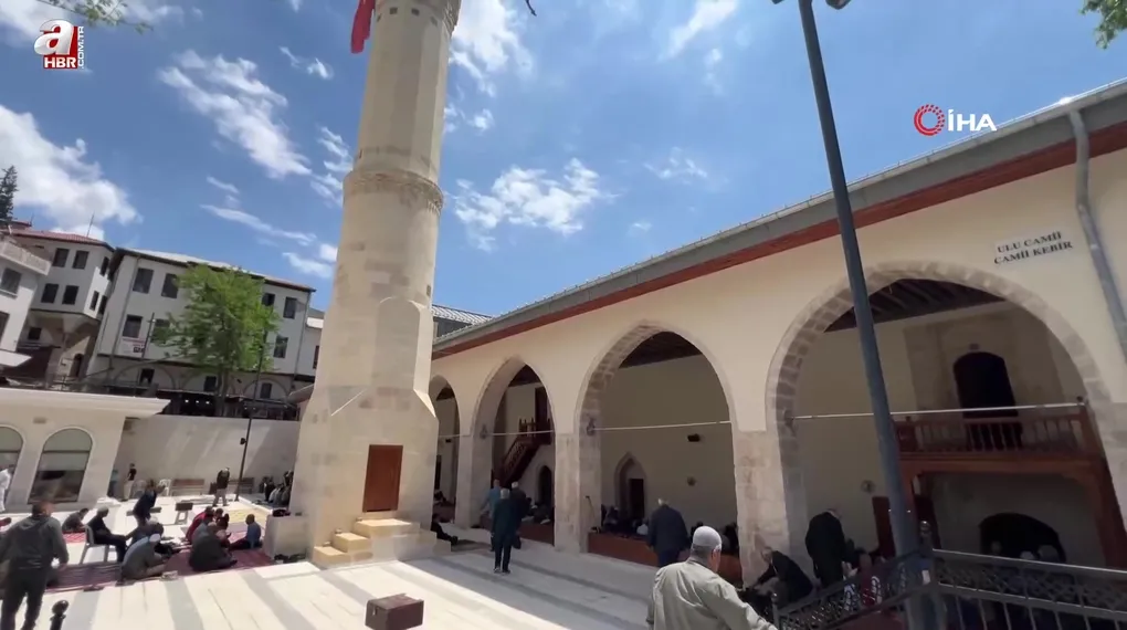 583 yıllık Ulu Cami'nde cuma namazı