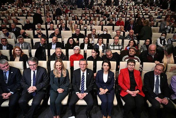 1705732673450.jpg CHP'nin içi cadı kazanı gibi! Vekiller Özgür Özel'e isyan etti: Bizi nasıl dışlarsın! - 6