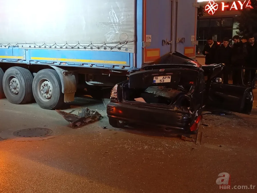 Park halindeki TIR'ın altına giren otomobilde can pazarı 5