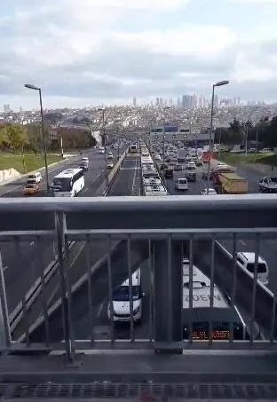 Son dakika: İstanbulluların çilesi sürüyor! Metrobüs arızası nedeniyle Edirnekapı durağında araç kuyruğu oluştu - 3