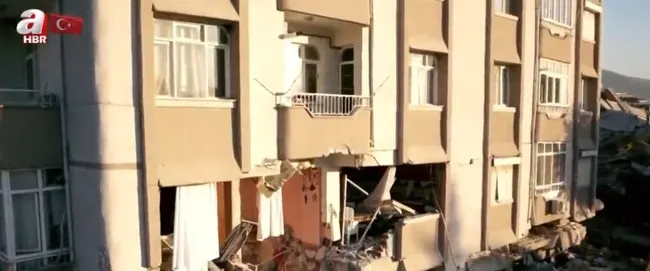 Depremden sonra şoke eden görüntü! İşte yeraltı suyunun fışkırma anı