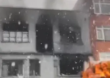 Beyoğlu'ndaki 3 katlı binada yangın!