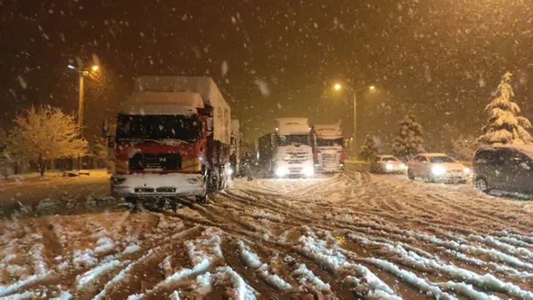 Meteoroloji peş peşe uyarmıştı! Aybar kar fırtınası İstanbul'u beyaza bürüdü! | İstanbul'da kar yağışı ne kadar sürecek? İşte son dakika kar haberleri - 13