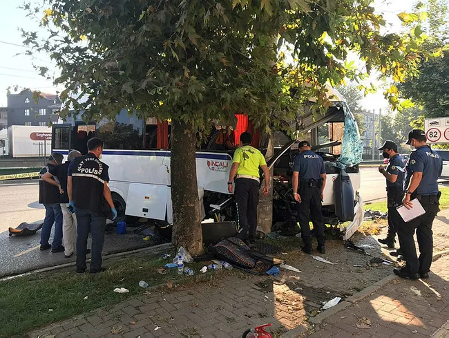 Bursa'da işçi servisi elektrik direğine çarptı: 2 ölü, 16 yaralı - 3