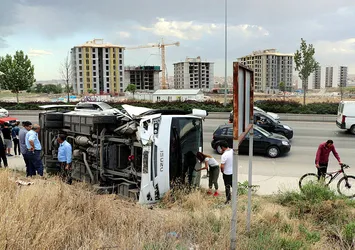 İşçileri taşıyan araç devrildi