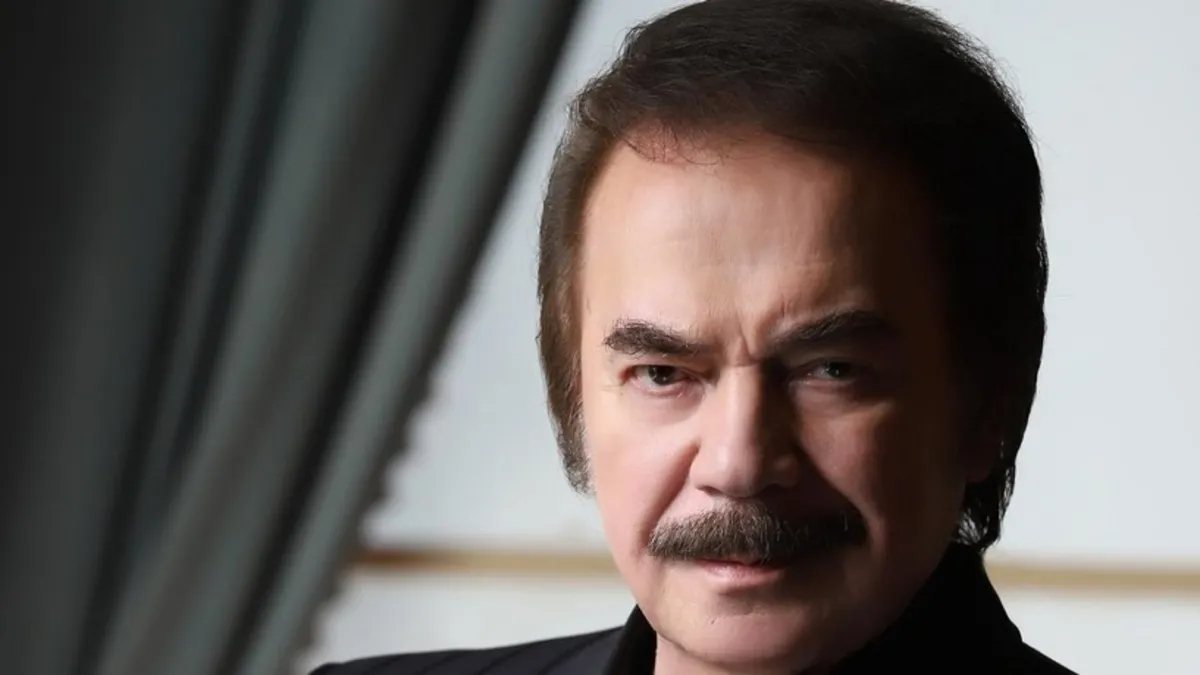 Orhan Gencebay taburcu oldu! Tekerlekli sandalye ile çıktı