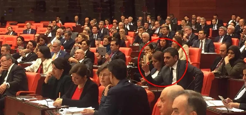 CHP'li Aykut Erdoğdu HDP sıralarına oturdu!