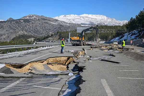 Depremden etkilenen yollar için seferberlik! Bakan Uraloğlu son durumu açıkladı: 6,3 milyar TL harcandı - 5