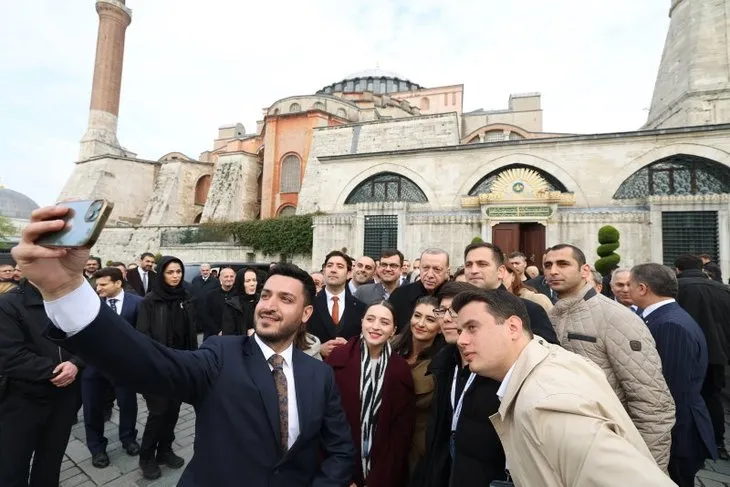 Başkan Erdoğan gazetecilere börek ikram etti