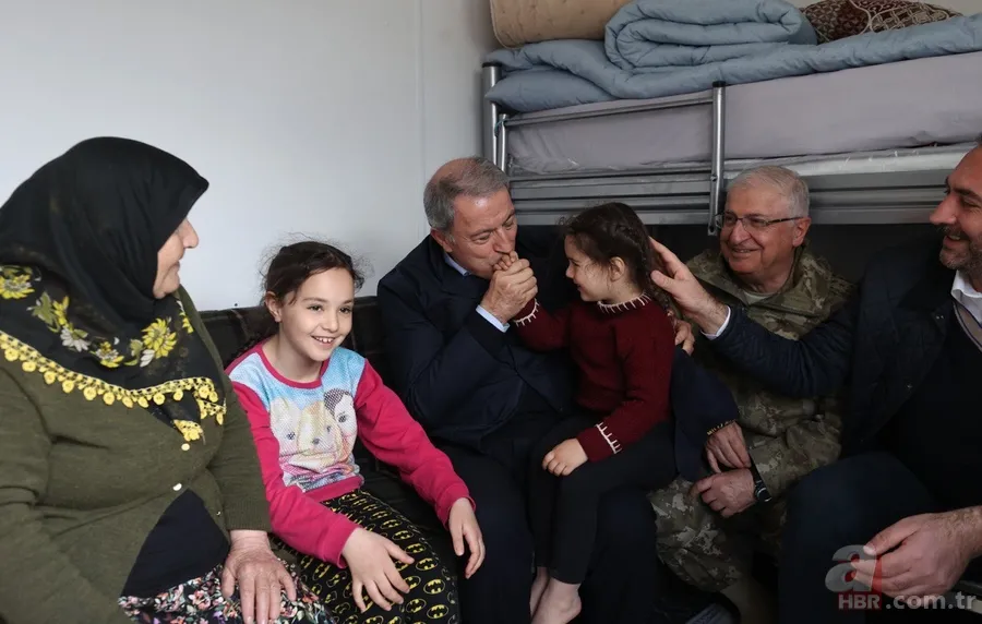 Milli Savunma Bakanı Hulusi Akar, Deprem Harekat Planı'nı saat saat açıkladı: Uzaktan ahkam kesmekle olmuyor 23