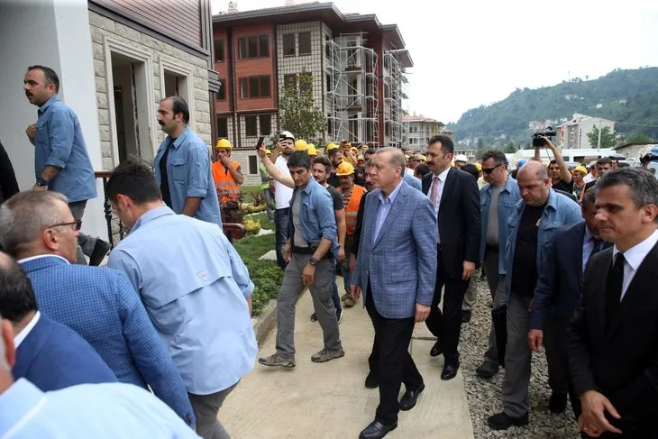 Erdoğan, RTEÜ Geliştirme Vakfı Güneysu Konakları inşaat sahasında incelemelerde bulundu