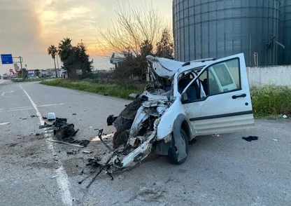 Kontrolden çıkan araç istinat duvarına çarptı