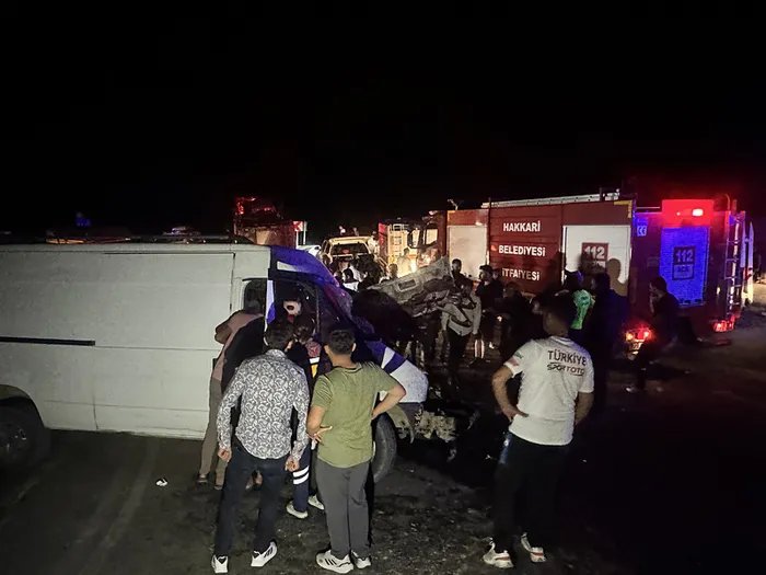 hakkaride-korkunc-kaza-tir-ile-minibus-carpisti-4-yarali-1719862561473.jpg