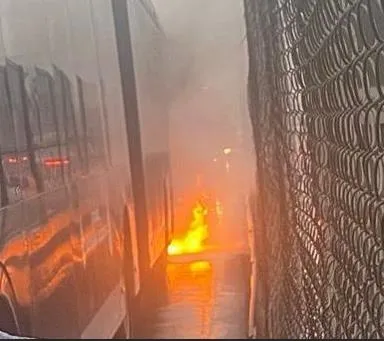 1707982741163.jpeg İstanbul'da ulaşım çilesi! Trafik kilitlendi metrobüste yangın çıktı! Vatandaş yine mağdur - 1