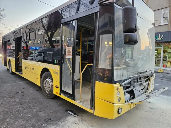 1702924559220.jpg İstanbul’da İETT faciası: Alev alev yandı, vatandaşlar illallah etti! “Ekrem İmamoğlu, otur sıfır” - 3