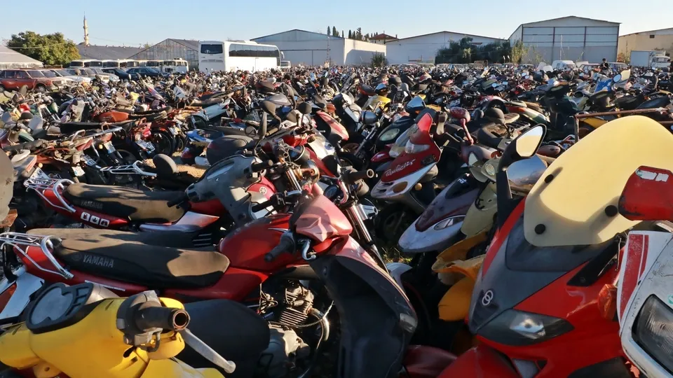 Antalya’da haciz yoluyla bağlanan araçlar otoparkı doldurdu! İçlerinde 2 milyonluk lüks araçlar var