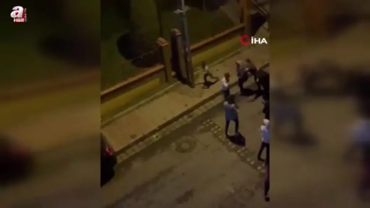 Küçükçekmece’de iki grup arasındaki sopalı kavga cep telefonu kamerasında