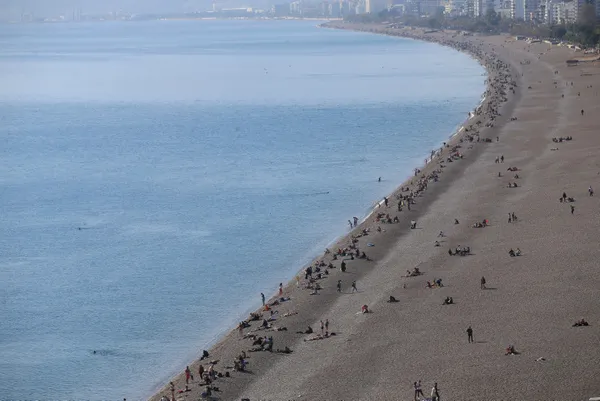 goruntuler-turkiyeden-yilin-ilk-gununde-antalyada-denize-girdiler-1672575767357.jpg Görüntüler Türkiye'den! Yılın ilk gününde Antalya'da denize girdiler - 1