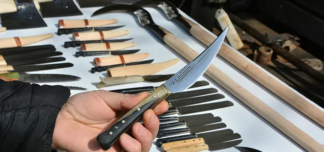 Arkadaşını boğazından bıçaklayarak öldürdü