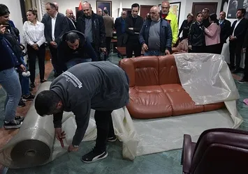 CHP'li Seyhan Belediyesi'ne haciz şoku! Makam odasındaki eşyalara el konuldu