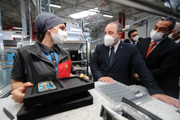 Teknoloji devi TCL Türkiye’de akıllı telefon üretimine başladı