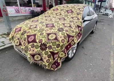 Araçları battaniyelerle örttüler