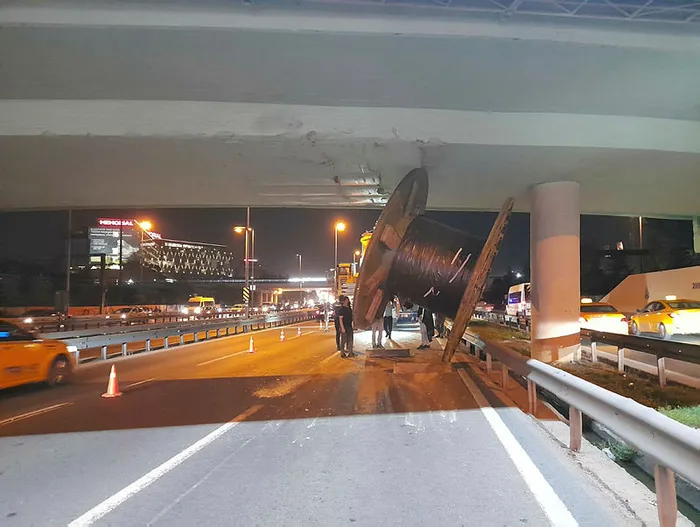İstanbul'da şoför yolu şaşırdı! TIR'daki dev makara köprüde takılı kaldı - 2