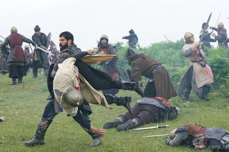 Baltasının hakkıyla fetihten fetihe koşacak! Turgut Alp geri gelecek mi? Kuruluş Osman 3. sezon kadrosu belli oldu 15