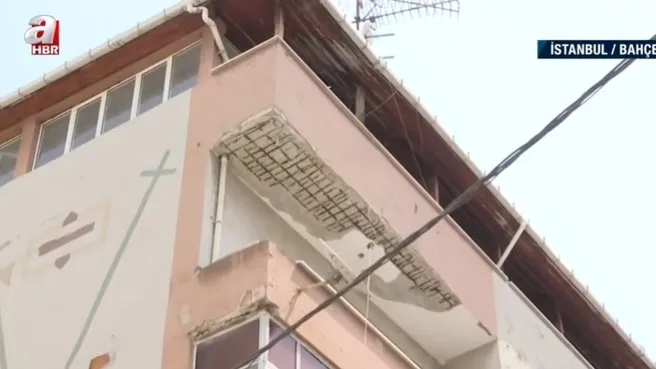 4 katlı bir binanın balkonu kısmen çöktü!
