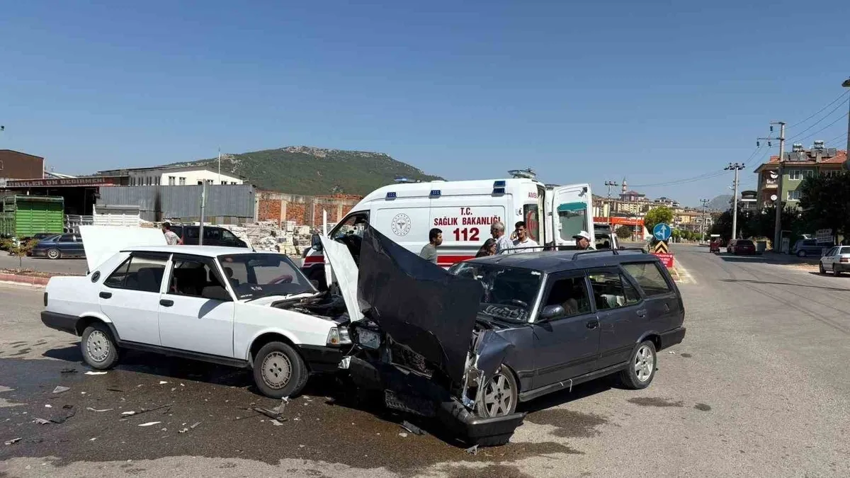 Bucak'ta Tofaş otomobiller çarpıştı: 5 yaralı