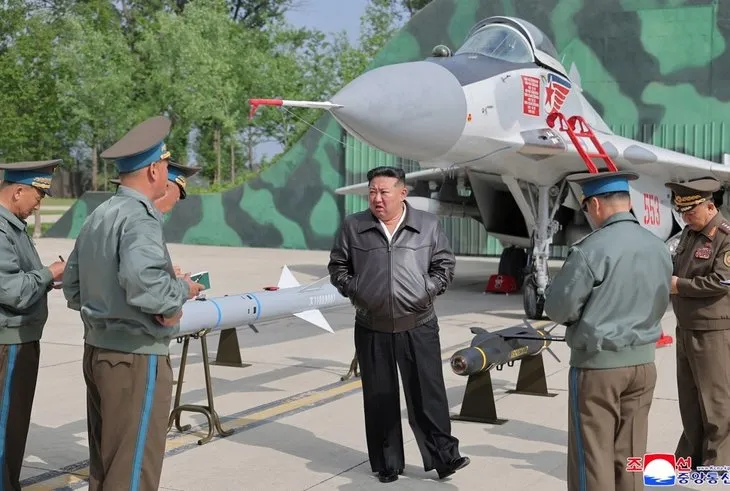 Kuzey Kore’de açılış töreninde fiyasko! Deniz destroyeri yan yattı Kim Jong Un küplere bindi