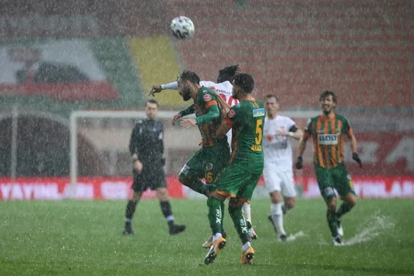 Alanyaspor - Sivasspor maçına yağmur engeli | Peki maç ne zaman oynanacak? - 2