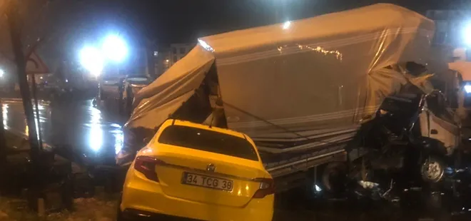 İstanbul'da feci kaza! Kamyon ticari taksinin üstüne devrildi