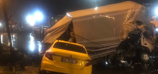 İstanbul’da feci kaza! Kamyon ticari taksinin üstüne devrildi