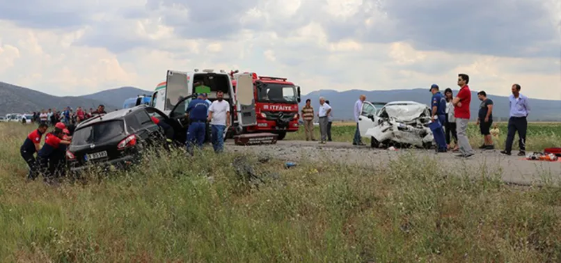Denizli'de cip ile otomobil çarpıştı: 3 ölü