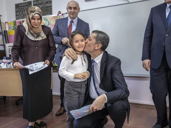 Bakan Ziya Selçuk öğrencilerin karne heyecanını paylaştı - 3