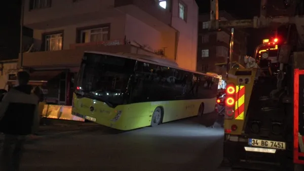 bir-iett-faciasi-daha-pendikte-otobus-kaldirimla-evin-balkonu-arasina-sikisti-1640159347545.jpg Bir İETT faciası daha! Pendik’te otobüs kaldırımla evin balkonu arasına sıkıştı - 5