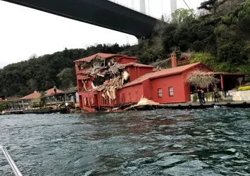 İstanbul Boğazı'nda gemi yalıya çarptı