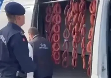 Oto yıkamacıda sucuk yıkama rezaletine şaşırtan savunma: Tozlanmışlardı!