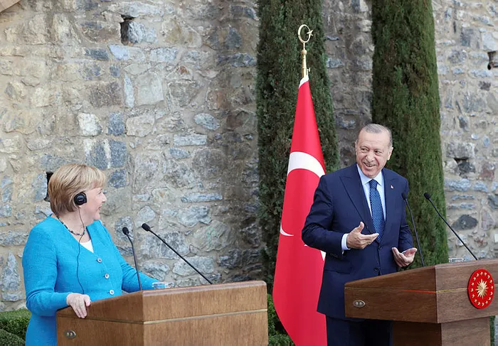 Son dakika: Başkan Erdoğan ile Angela Merkel arasında gülümseten "koalisyon" diyaloğu - 1