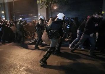 Yunanistan’da halk sokaklara döküldü