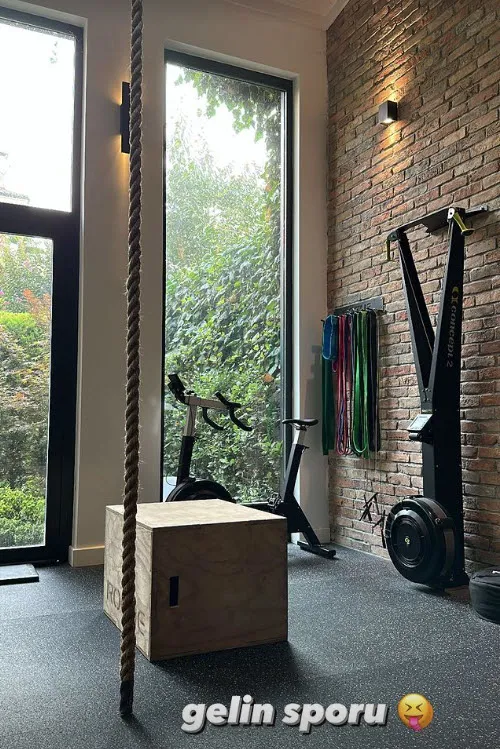 burcu-esmersoy-kutlamalara-basladi-dugun-oncesi-gelin-hamami-1692936436081.jpg Burcu Esmersoy kutlamalara başladı! Düğün öncesi gelin hamamı!