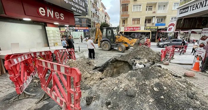 iski-kazisi-kabusa-dondu-su-borusu-patlayinca-ev-ve-is-yerlerini-su-basti-1660160476990.jpg İSKİ kazısı kabusa döndü! Su borusu patlayınca ev ve iş yerlerini su bastı - 3