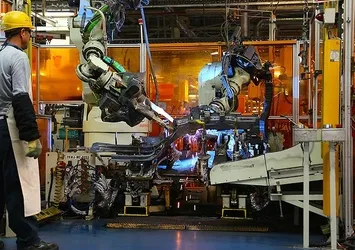Robot iş yaparken kazaya sebep olursa suçlu kim?