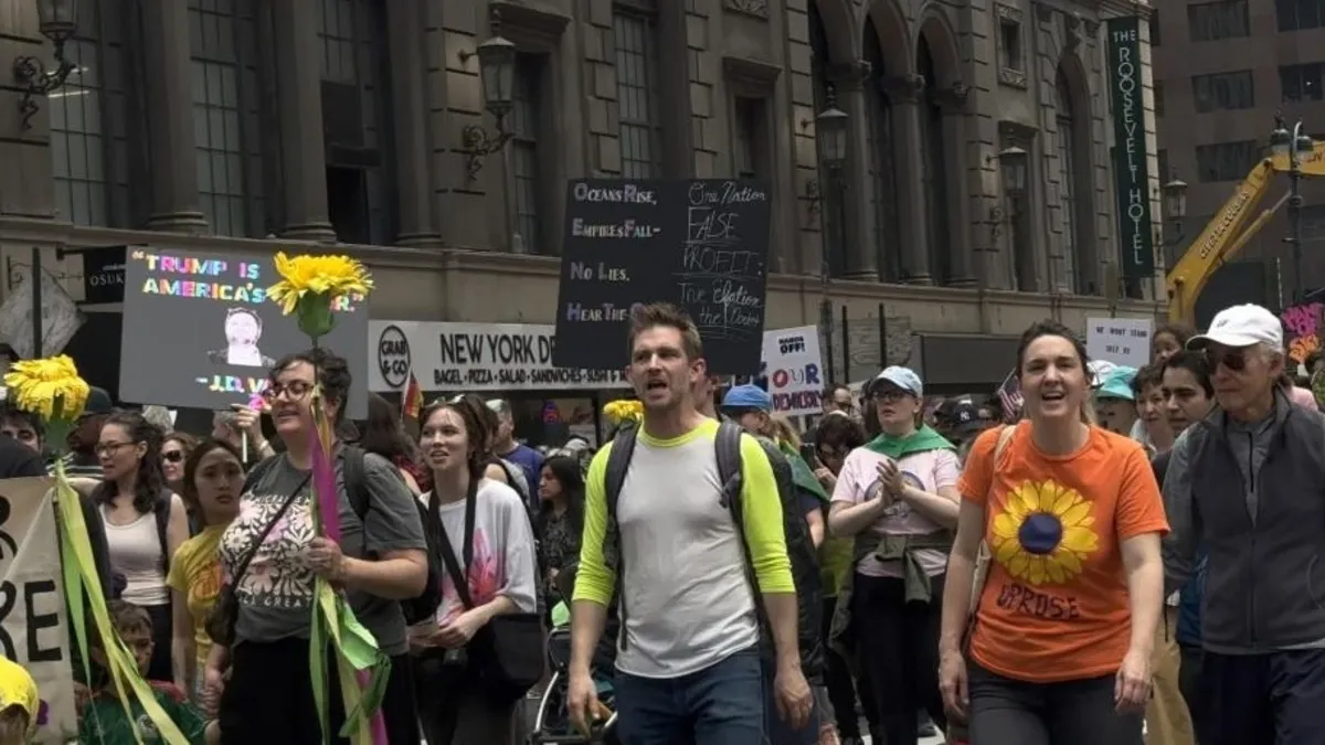 New York'ta binlerce kişiden Trump protestosu