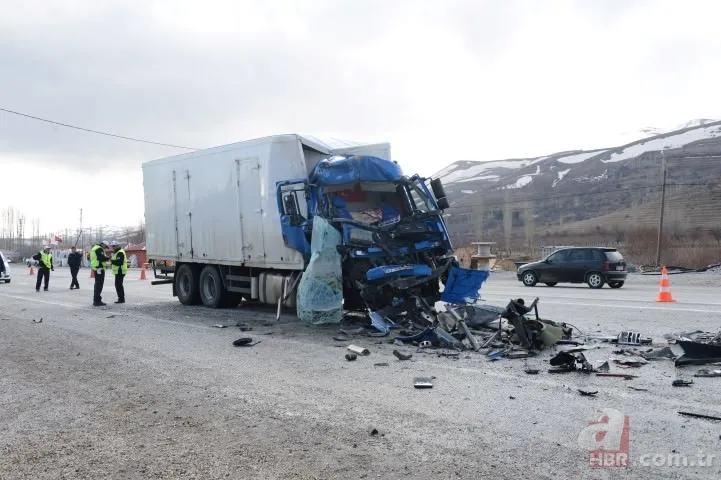 Kamyon yolcu otobüsüne çarptı! 6