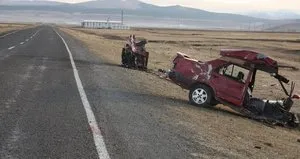 Ardahan’da otomobil ve hafif ticari araç çarpıştı