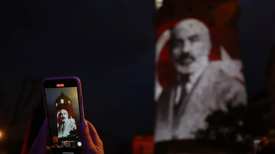Galata Kulesi'nde İstiklal Marşı'nın kabulünün 100. yılına özel gösteri